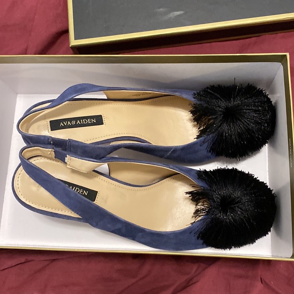 ❌ SOLD❌ Ava & Aiden Pom Pom Valessa Shoes - Picture 3 of 9